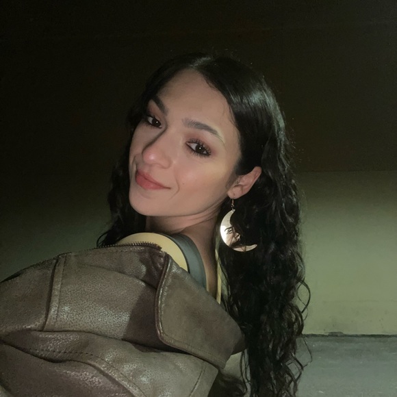 Meet your Posher, Alyssa - Picture 1 of 1